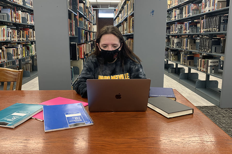 Amanda+Grimaldi%2C+19%2C+of+East+Setauket%2C+studies+in+the+Huntington+Library+on+Tuesday%2C+Feb.+17%2C+2022.+Grimaldi+is+among+many+students+who+felt+anxious+about+returning+to+in-person+classes+this+semester.