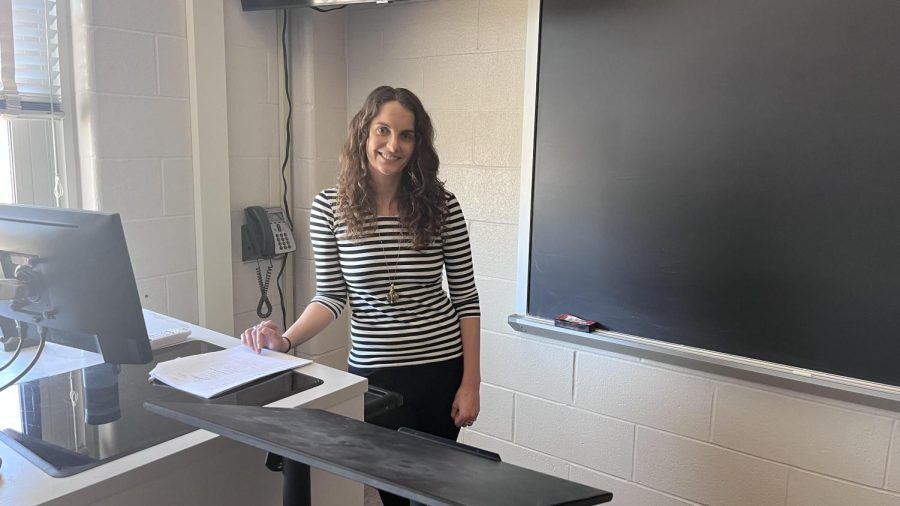 Professor+Hautsch%2C+an+English+professor%2C+is+teaching+in+her+classroom+at+the+Islip+Arts+Building+on+March+16%2C+2022.+Hautsch+has+been+teaching+at+Suffolk+for+over+10+years%2C+starting+in+2011.