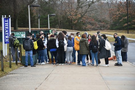 Students gather outside of the Islip Arts building during the fire drill on Feb. 23, 2022.(SCCC Multimedia/Niyah-Marie Preacely)