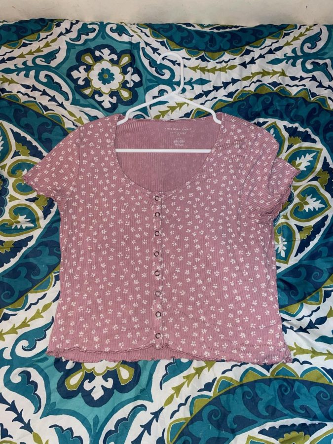 An American Eagle top sized in a large from Sara Kiesers closet. Although Kieser fits a large usually, this top is the exception. 