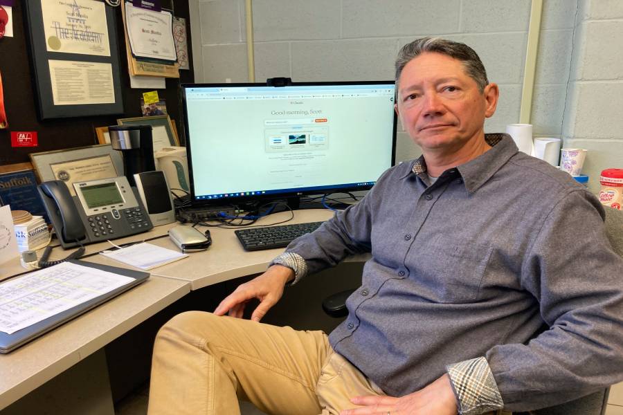 Scott Mandia, a professor in the physical sciences department, believes AI can be a valuable tool if it is used correctly. (Compass News/Michael Melecio)